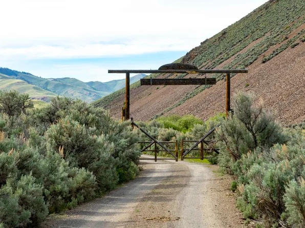 4741 Twin Bridges Rd, Mackay, ID 83251