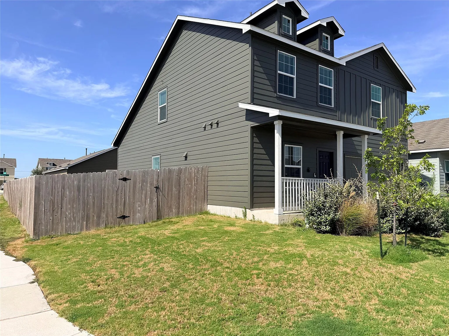 4 bed, 2.5 bath, 1876 sqft, $1,950 — Photo 2