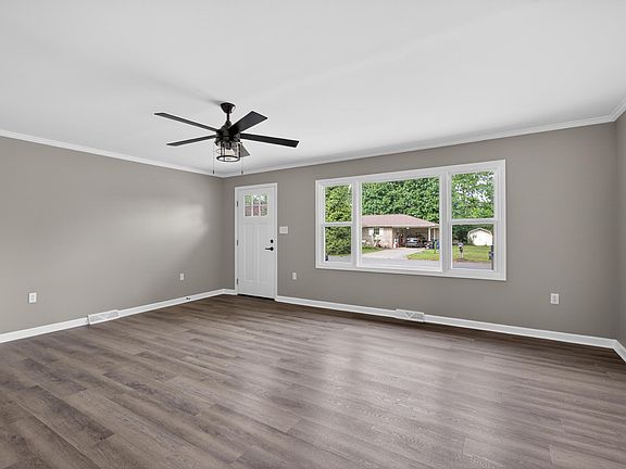 3rd image of 112 Leslie Dr