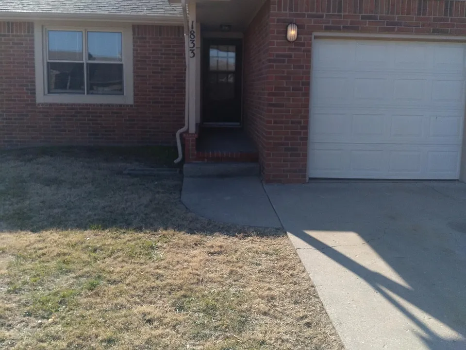 1833 N Winstead Ct