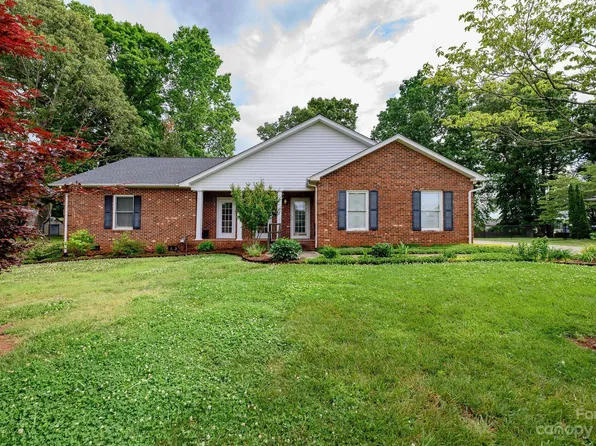 5222 Olde School Dr, Hickory, NC 28602