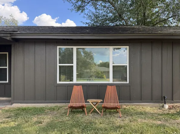 727 Mary Lake Dr, Bryan, TX 77802