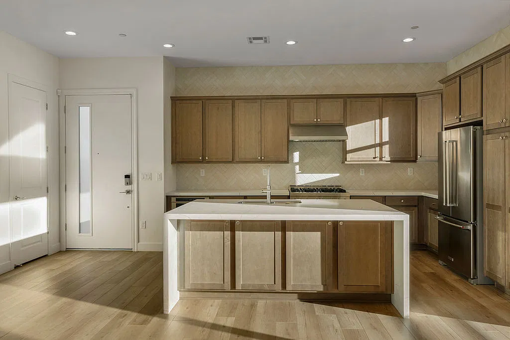 3 bed, 2629 sqft, $3,695 — Photo 3
