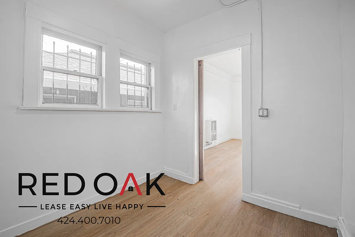 Building Photo - 1026 W 22nd St #4