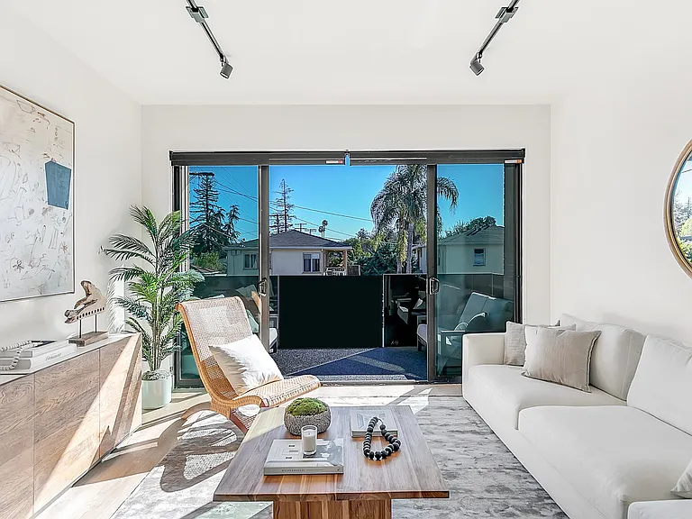 14755 Burbank Blvd — Photo 14