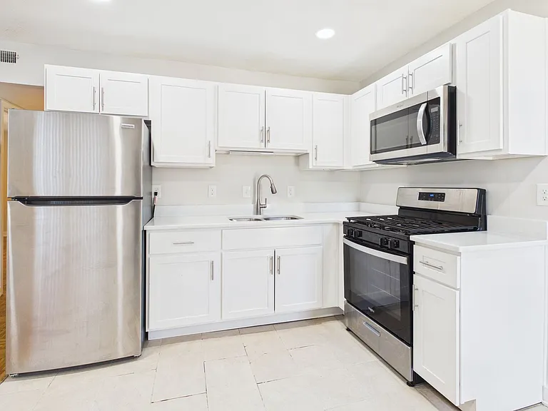 Forest Square Apartments — Photo 11