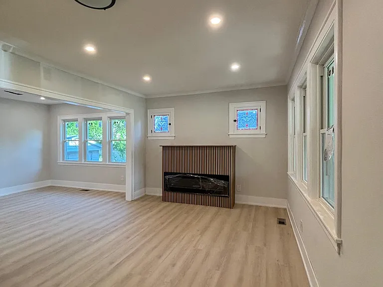 247 S Oakland Grv — Photo 4