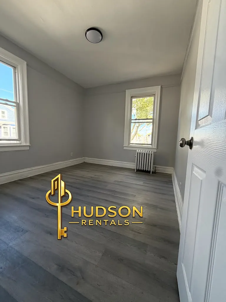 4 bed, 1200 sqft, $2,300 — Photo 4
