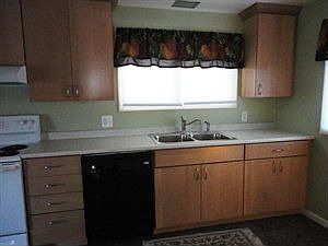 3rd image of 526 Lynbrook Ave