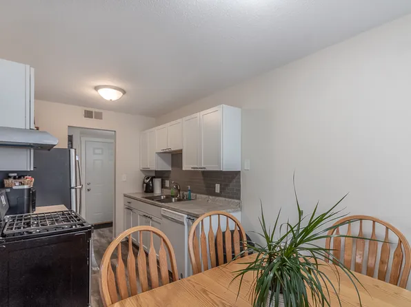 2211 Marwood Dr #4, Mankato, MN 56001