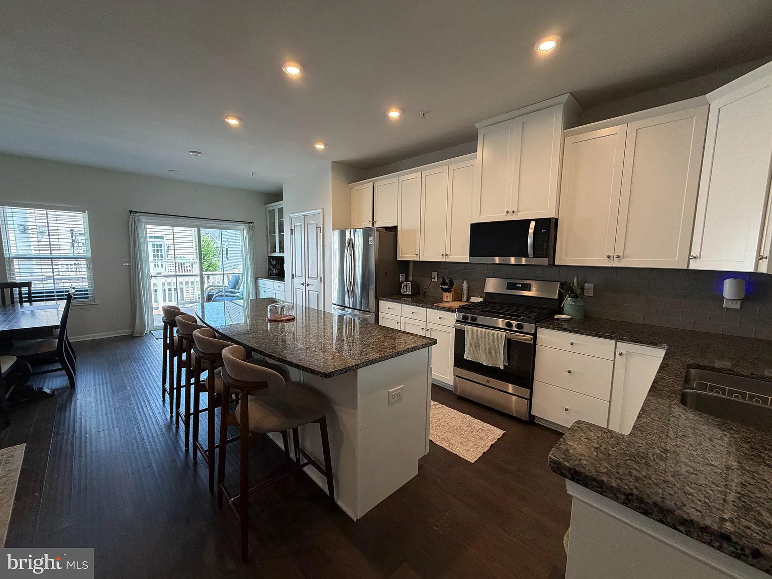 3 bed, 4.0 bath, 2056 sqft, $3,300 — Photo 3