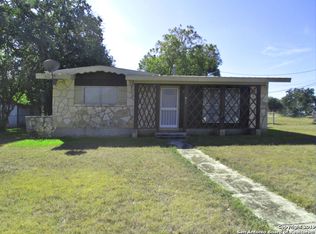 911 15th St, Bandera, TX 78003