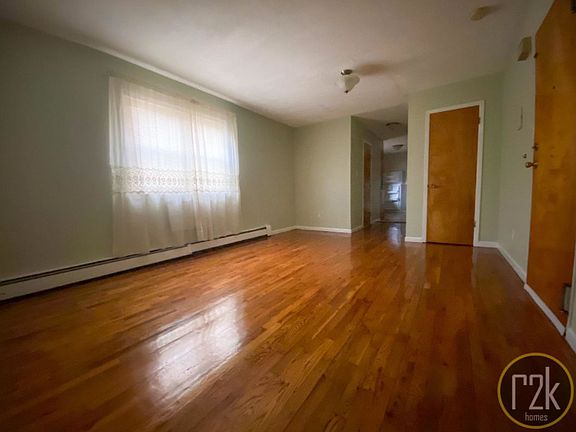 4th image of 31-22 44th St #1M