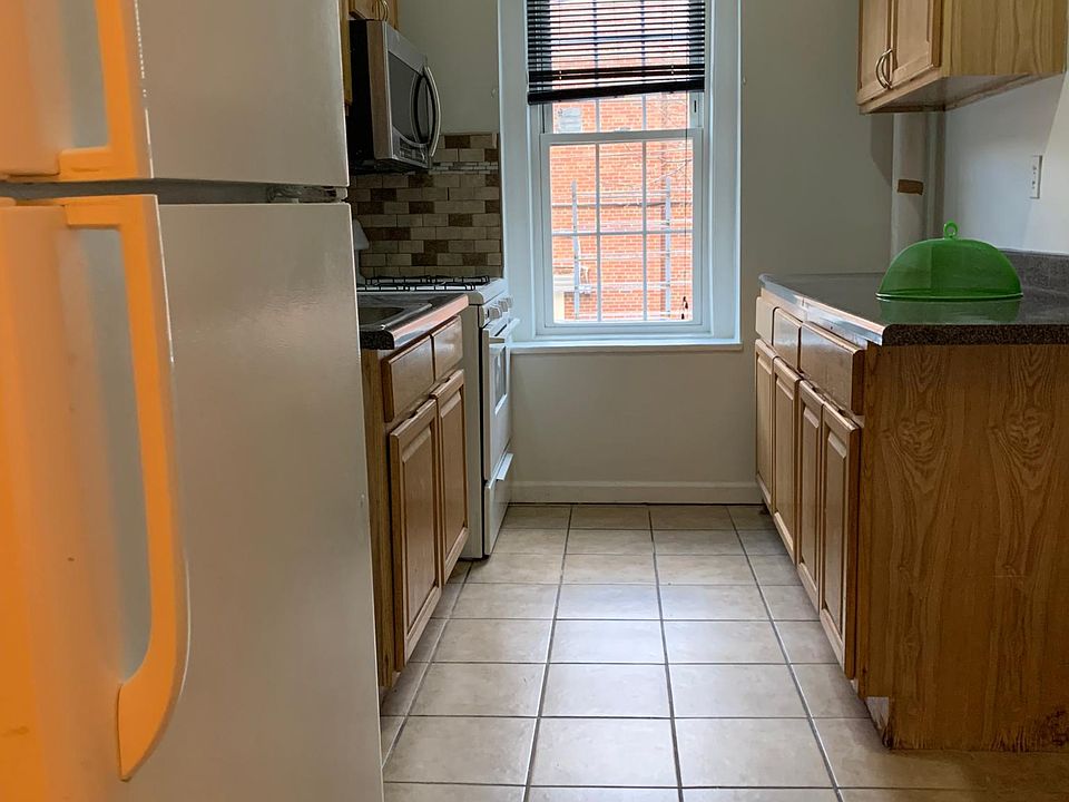 1st image of 3925 Carpenter Ave #1