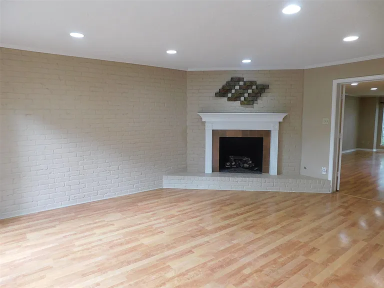 472 N Post Oak Ln — Photo 12