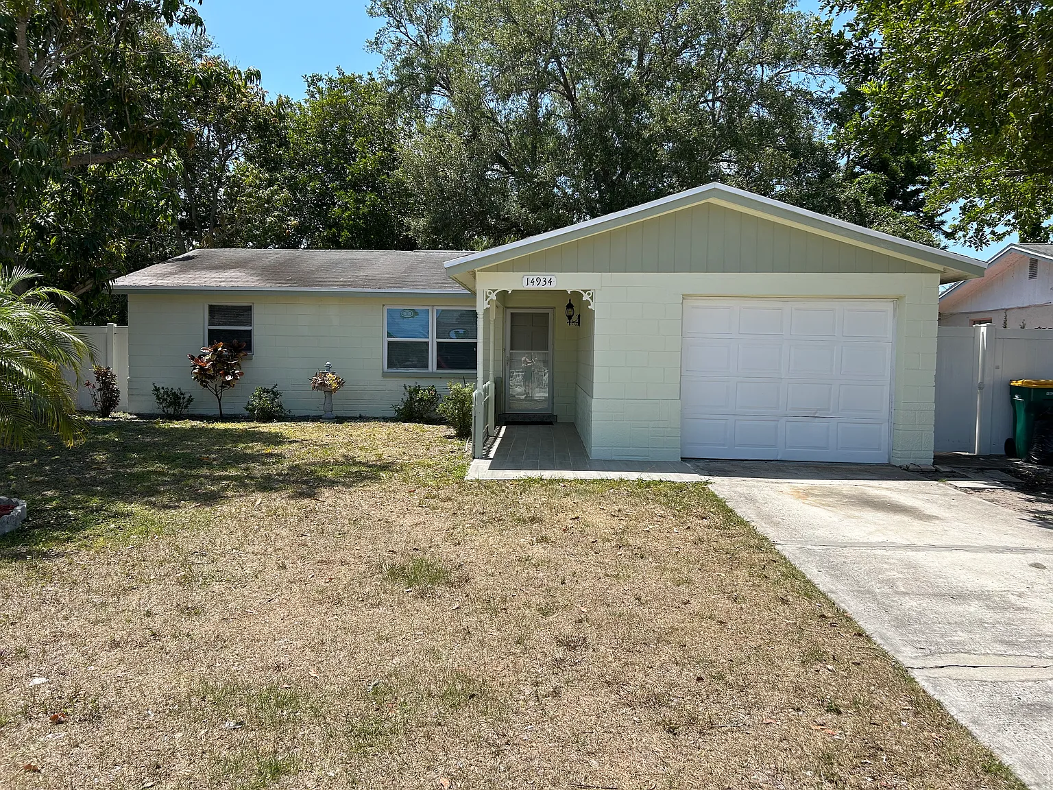 3 bed, 946 sqft, $1,870 — Photo 1