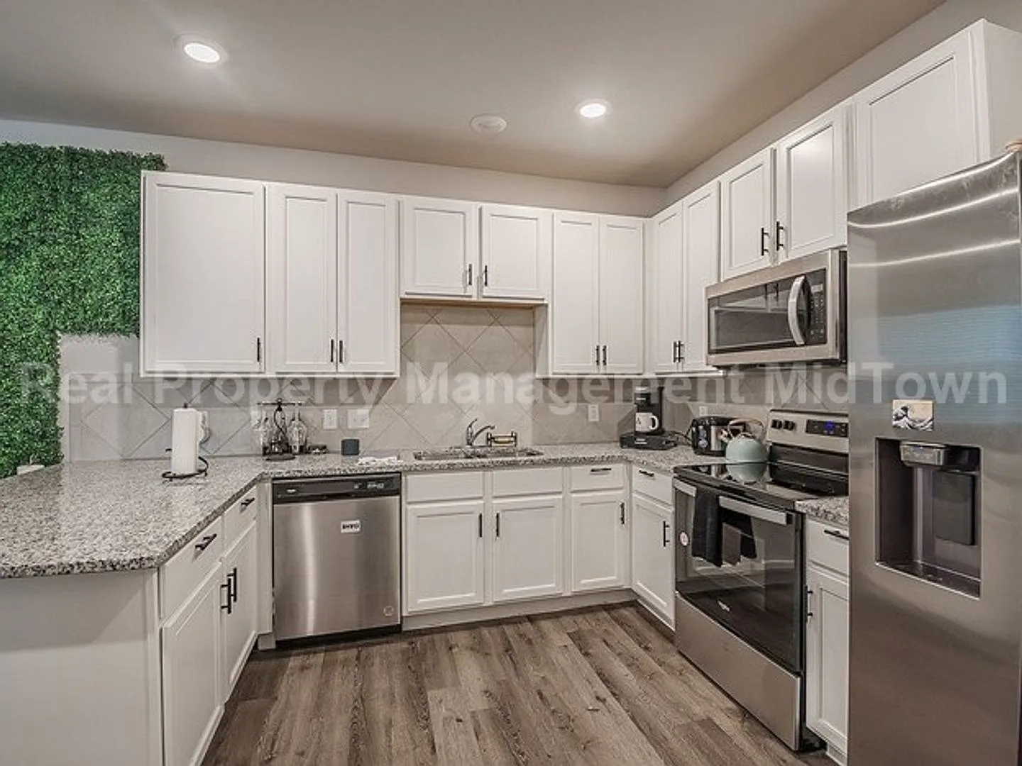 Charming spacious 2-story with a 2-car garage | Lux Master Suite & Prime Fort Worth Location! — Photo 3