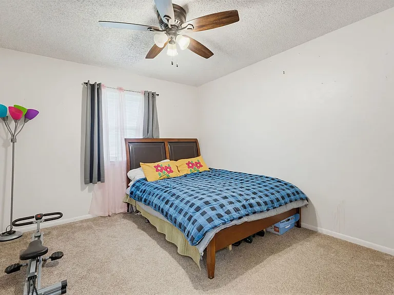 902 Lynn Ln — Photo 11