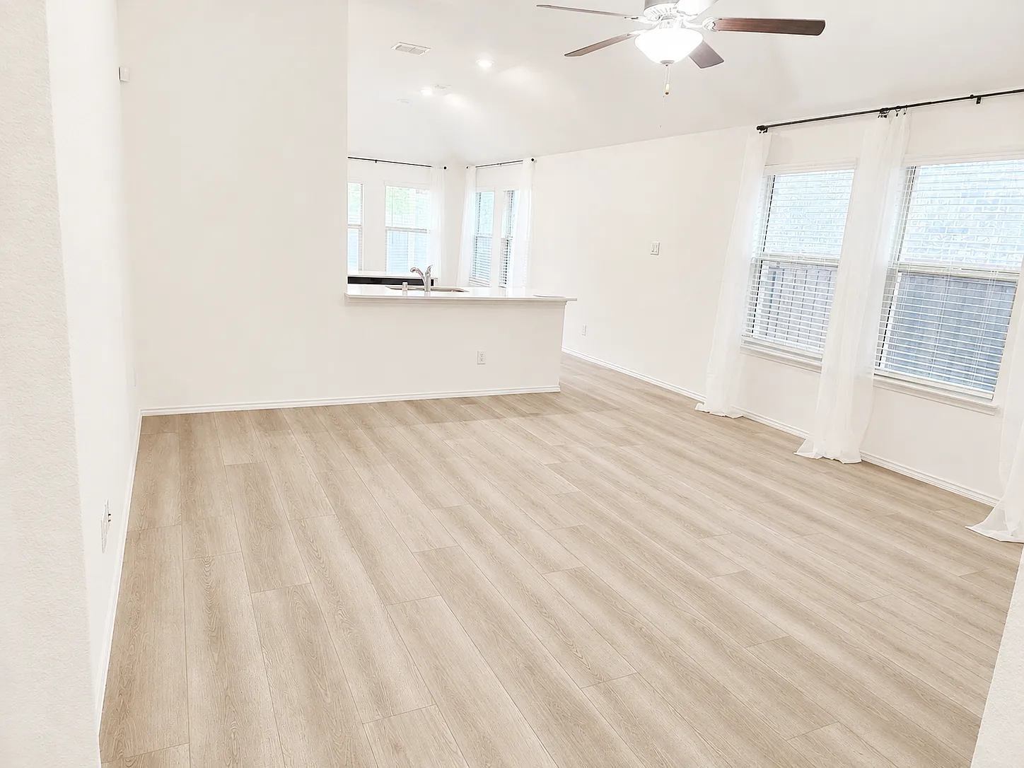 3 bed, 1696 sqft, $2,100 — Photo 3