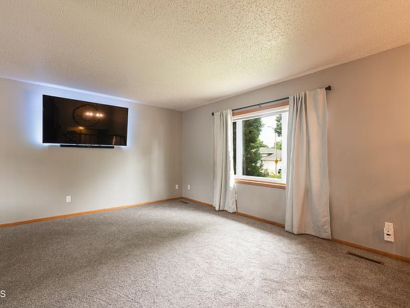 5th image of 615 E Wachter Ave
