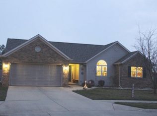 11 Fairfield Ln, Charleston, IL 61920