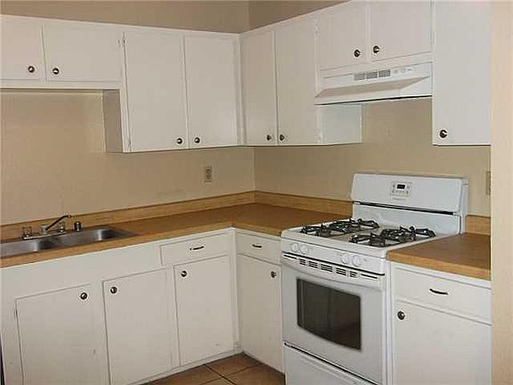 4th image of 705 La Chapa Ave