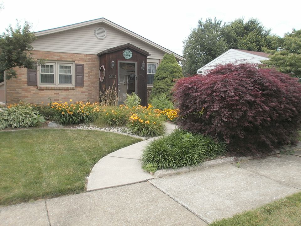 Lovely curb appeal!