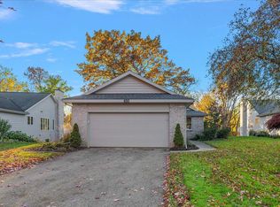 7820 Oakmont Ct NE, Rockford, MI 49341