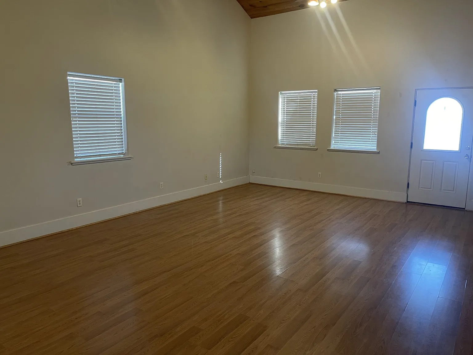 3 bed, 1404 sqft, $1,700 — Photo 2
