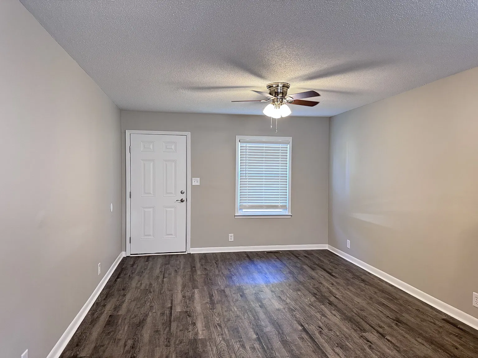 2 bed, 1.0 bath, 800 sqft, $1,995 — Photo 2