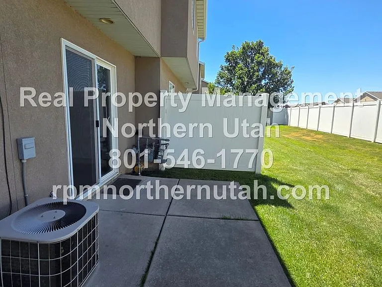 152 W 2525 N — Photo 19