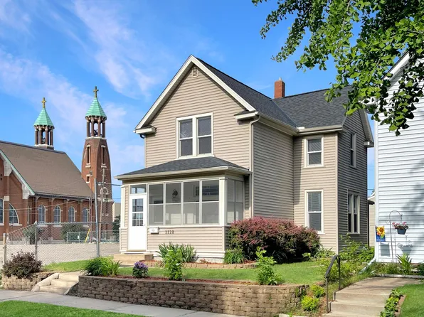 1128 Woodbridge St, Saint Paul, MN 55117