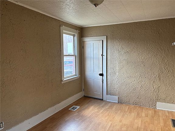 5th image of 89 1/2 N Maiden St