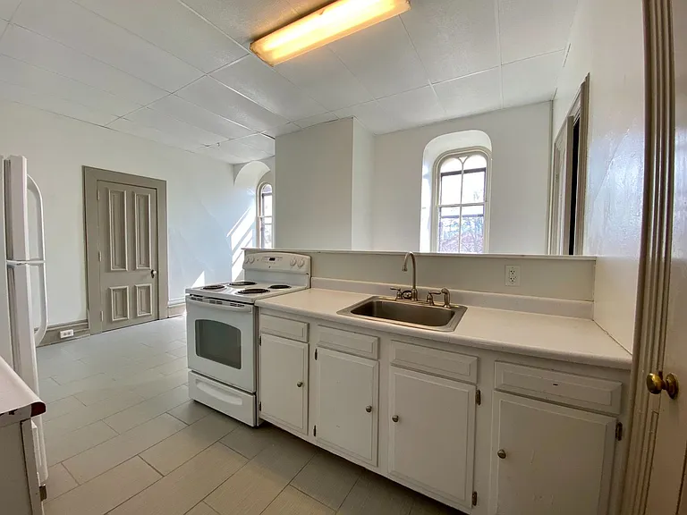 118 W Water St — Photo 2