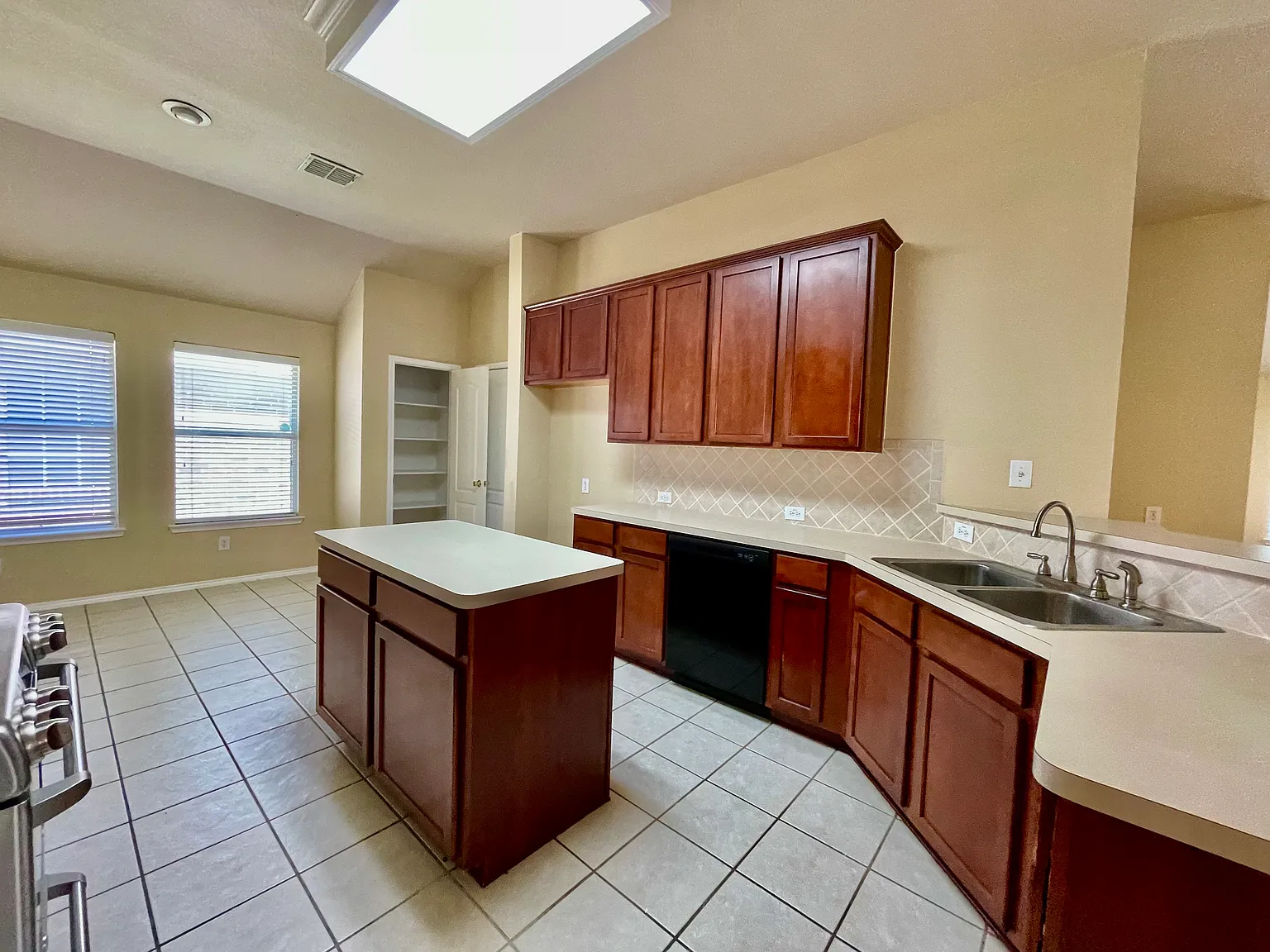 3 bed, 1843 sqft, $2,295 — Photo 4