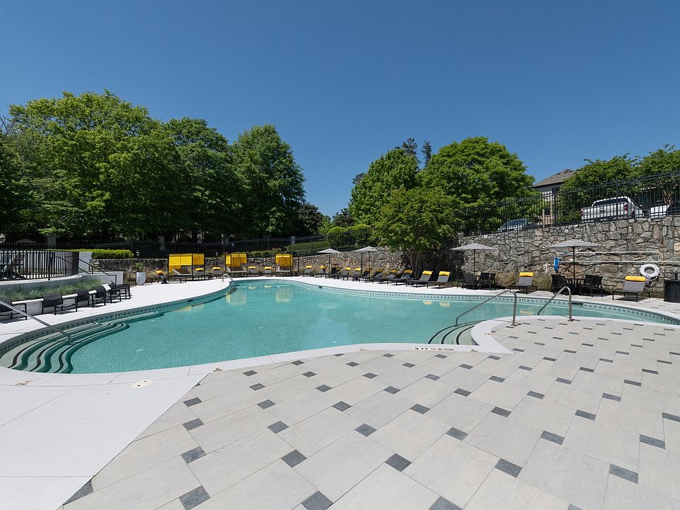 Gorgeous Pool and Sundeck