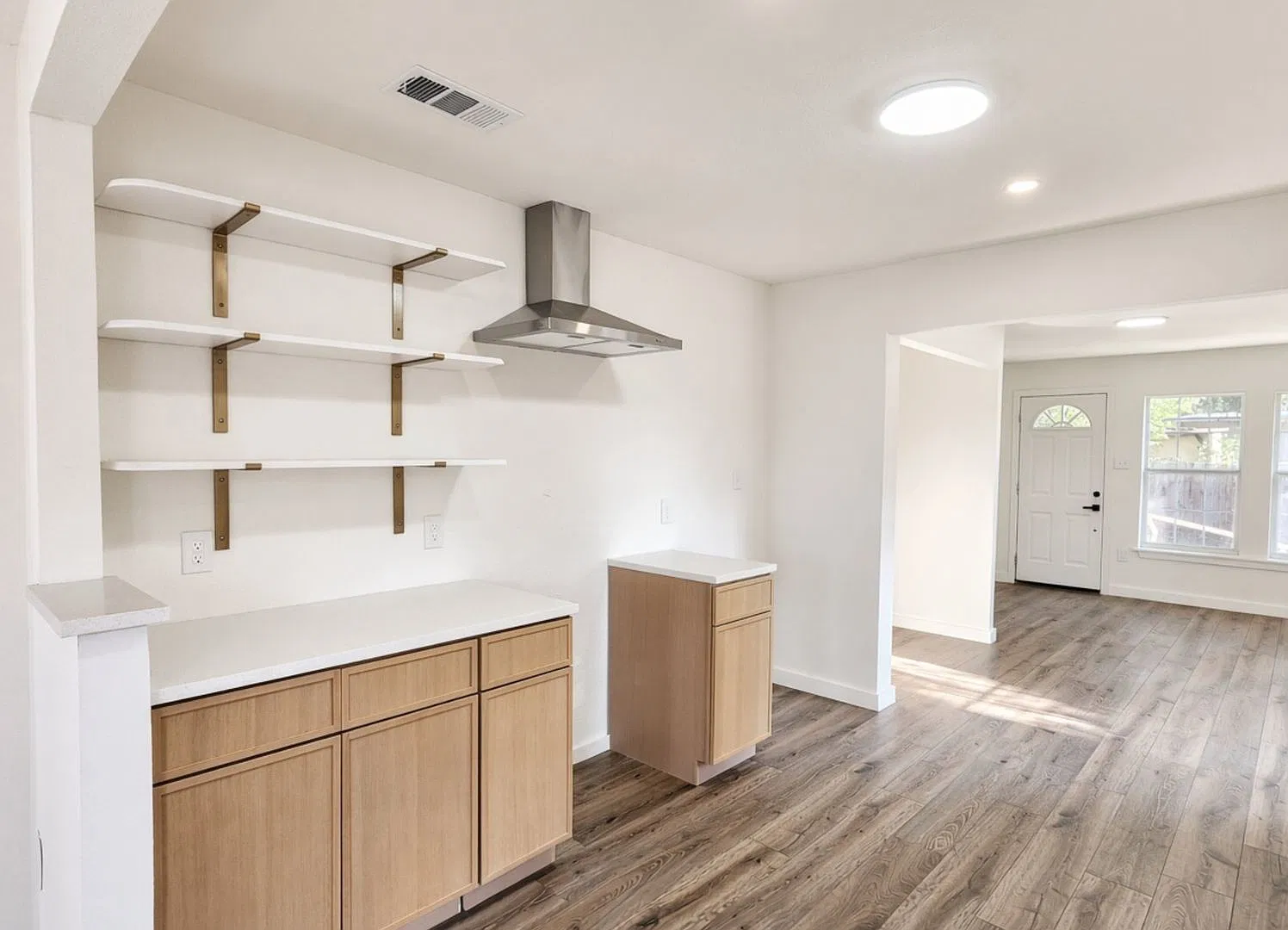 3 Bedroom 2 Bath remodeled home — Photo 3