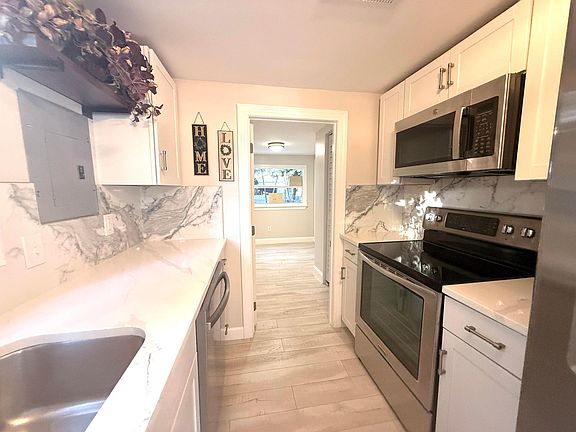 3rd image of 1093 Highview Road