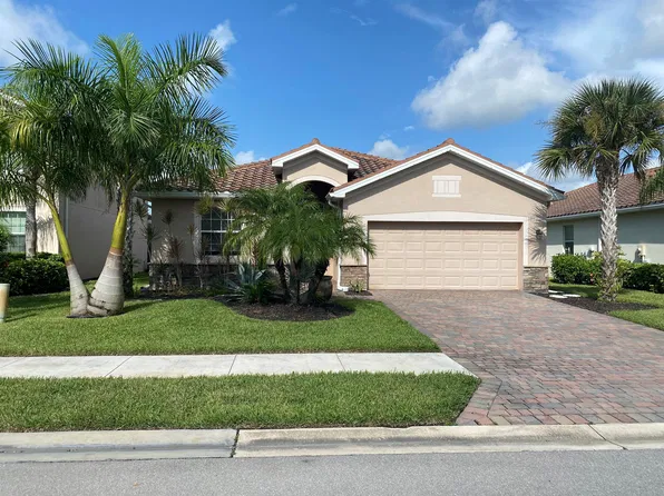 2466 Heydon Cir E, Naples, FL 34120