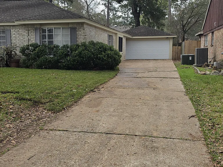 Long driveway with ample parking