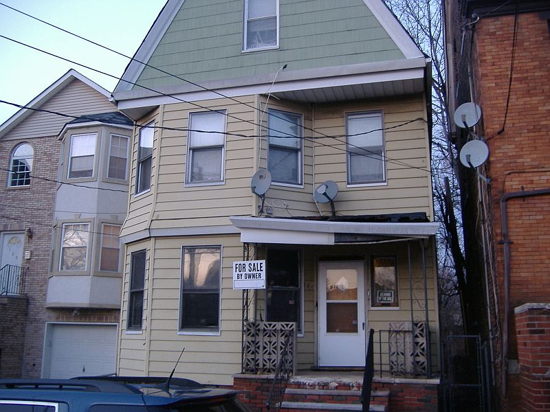 1st image of 127 11th Ave W