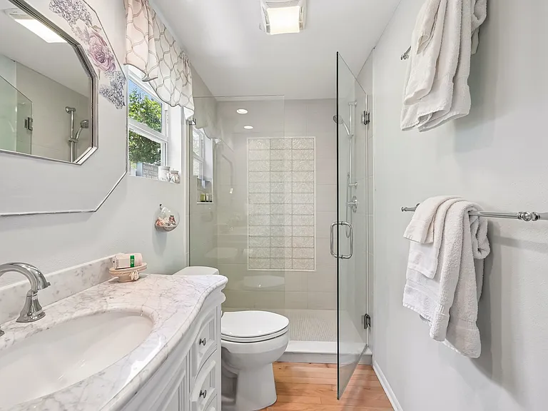 Guest bathroom 1/shower