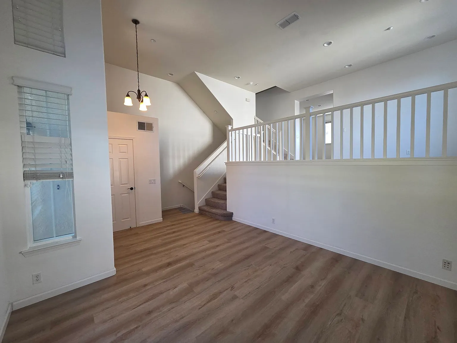3 bed, 2.5 bath, 1744 sqft, $3,995 — Photo 3