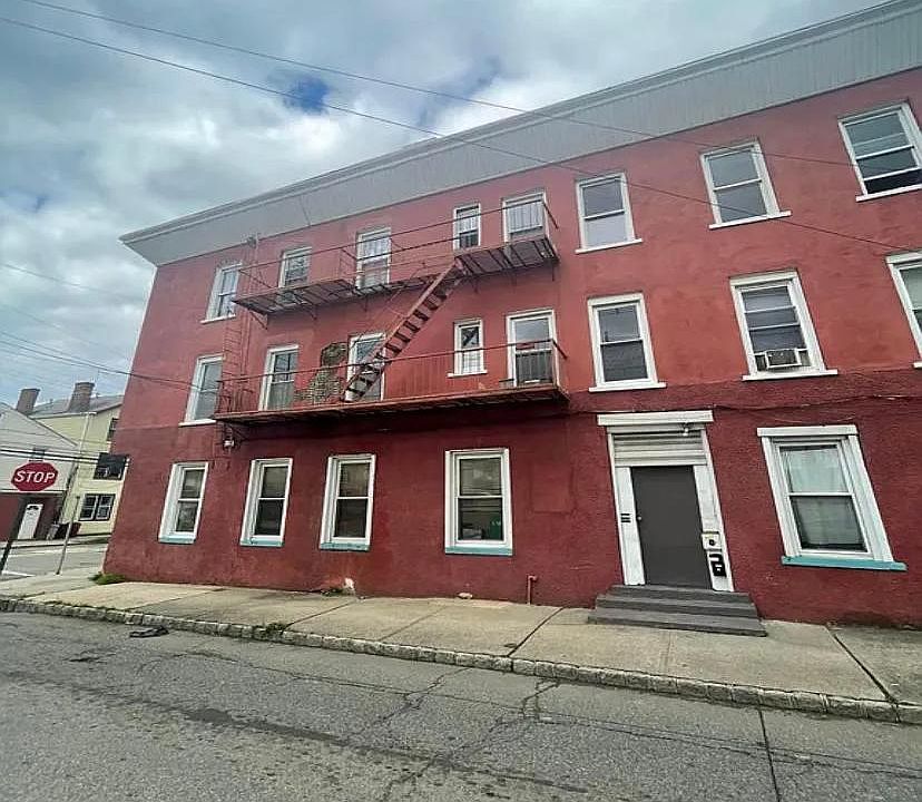1st image of 37 William St #2