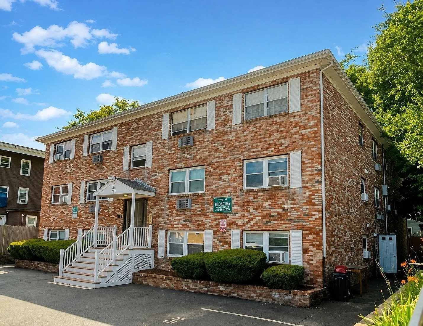 2 bed, 1.0 bath, 1000 sqft, $2,400 — Photo 1