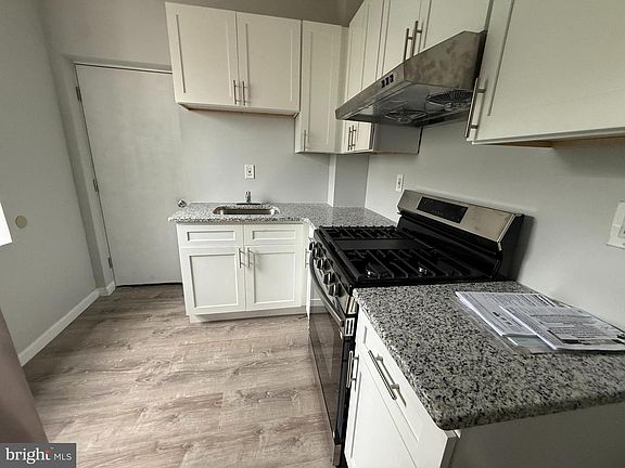 5th image of 2447 Ingersoll St