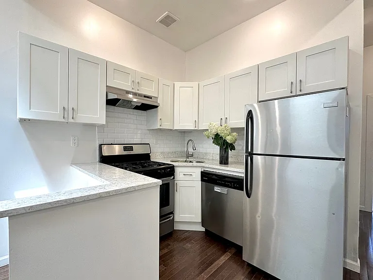 1005 Broadway #2 — Photo 3