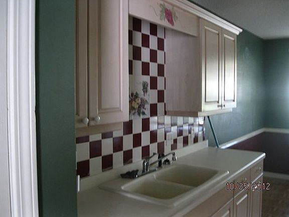 Kitchen with backsplash