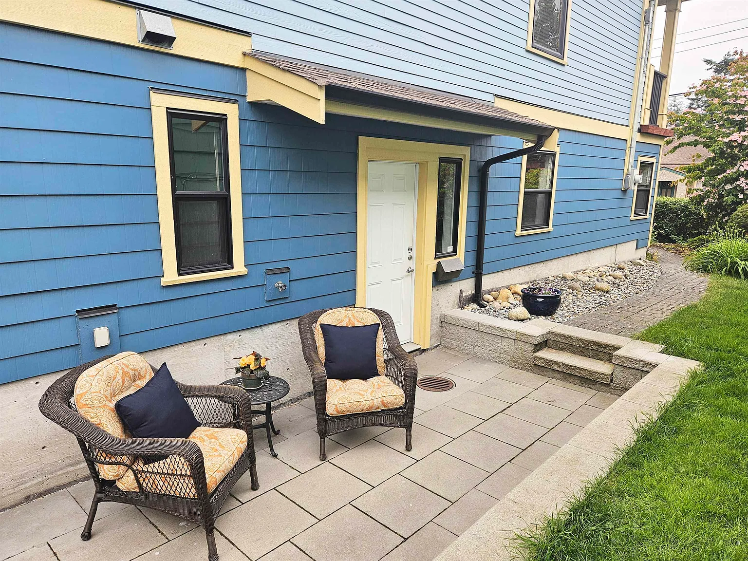 2 bed, 800 sqft, $2,400 — Photo 1