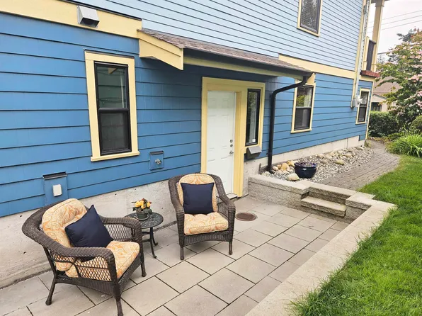 823 Edinburgh St, New Westminster, BC V3M 2V2